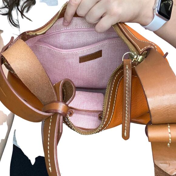 Vintage authentic Dooney and Bourke shoulder bag. - Picture 3 of 4